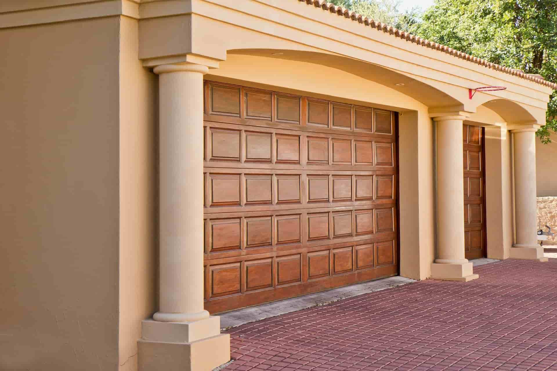 garage door with pillars